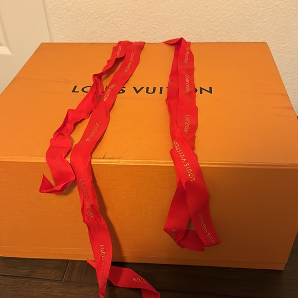 💯 authentic Louis Vuitton box 16”x13”7 and Red ribbon - Picture 3 of 7